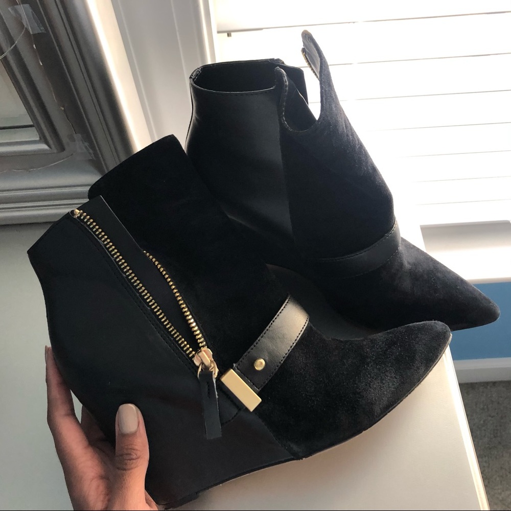 🌟🌟 Chunky Black and Gold Wedge Heels 🌟🌟